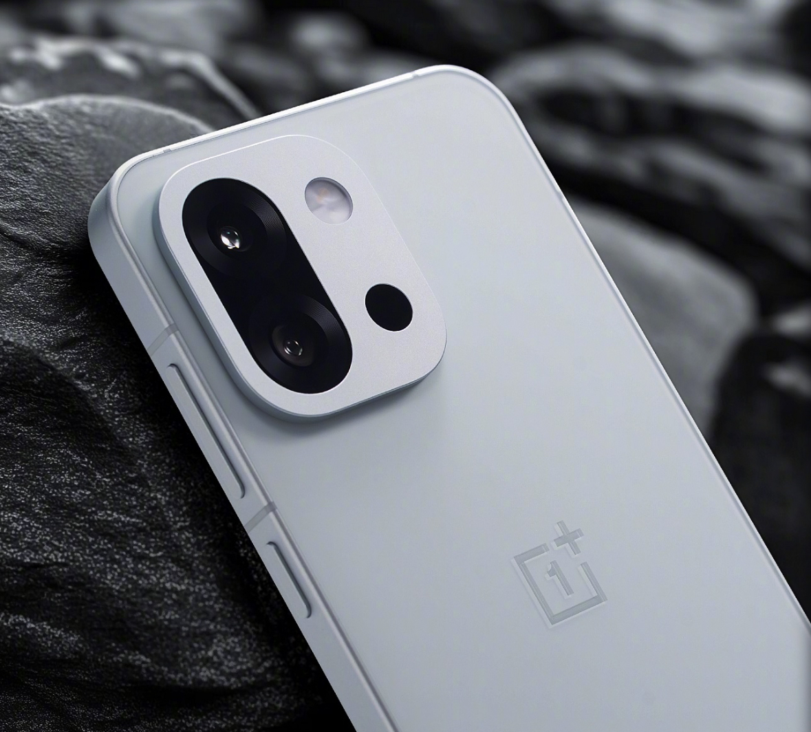 OnePlus 13s: هاتف رائد مدمج مع تنازلات في المواصفات مقارنةً بـ OnePlus 13T
