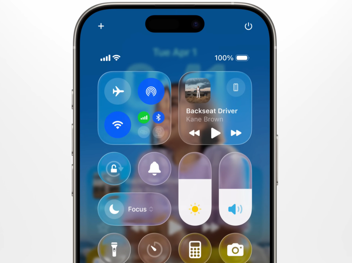 تسليط الضوء على الانتقادات الموجهة لتصميم Liquid Glass في iOS 26 ونقص وضوح النصوص