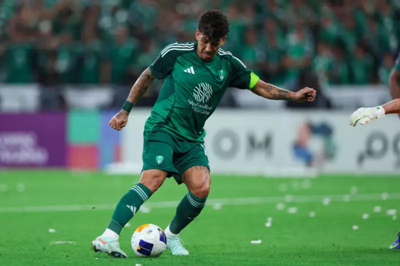 فيرمينو يقترب من الانتقال إلى الدوري القطري بعد مغادرته الأهلي السعودي