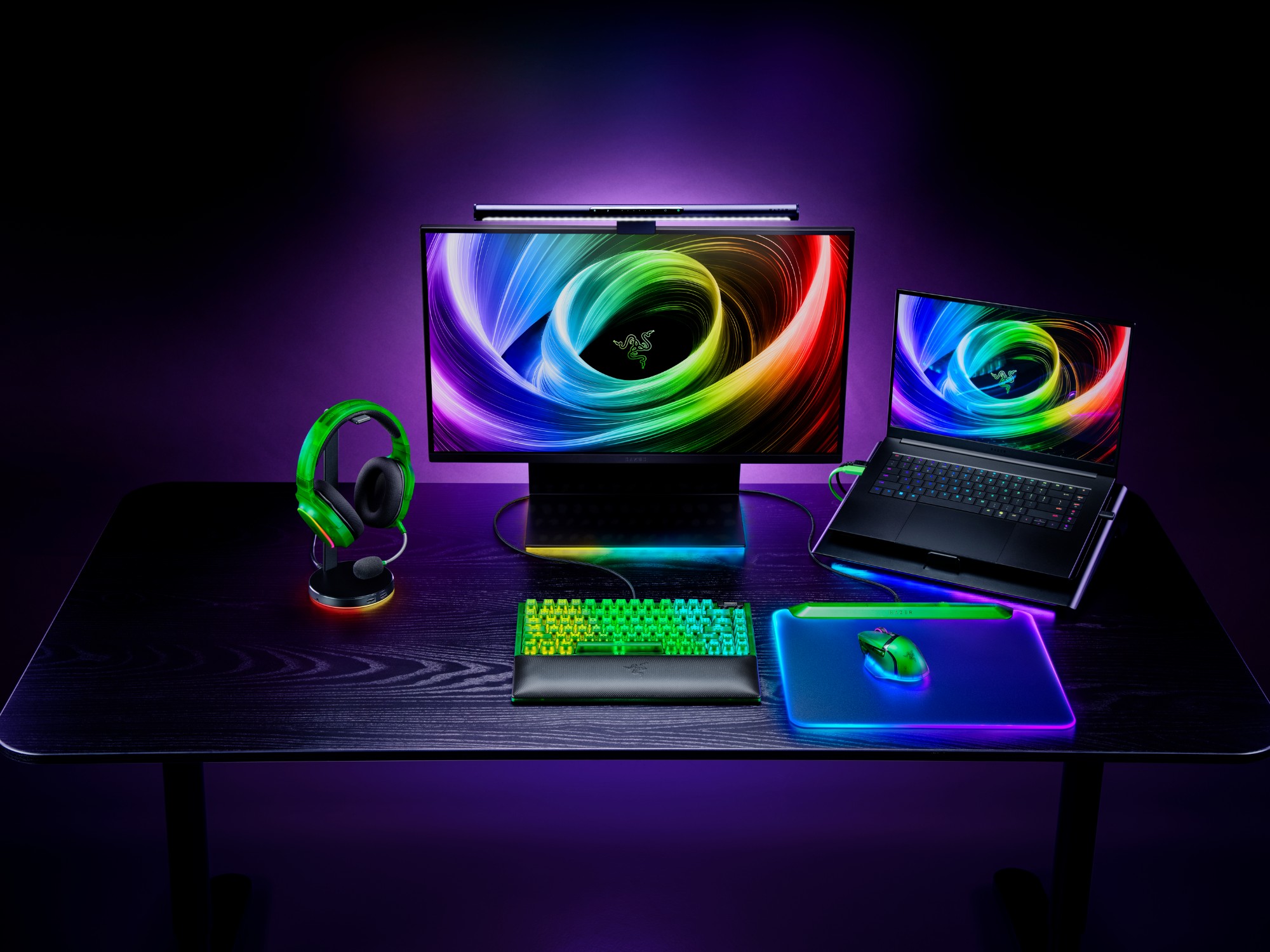 مجموعة Razer Phantom الجديدة: لوحة مفاتيح وماوس وسماعة شفافة بتصميم أنيق وإضاءة RGB متطورة